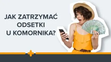 Zaskoczona kobieta w letnim stroju trzymająca telefon i wachlarz banknotów i napisem „Jak zatrzymać odsetki u komornika?”
